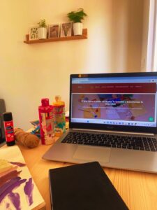 Rincón creativo en casa que refleja beneficios de la arteterapia online.