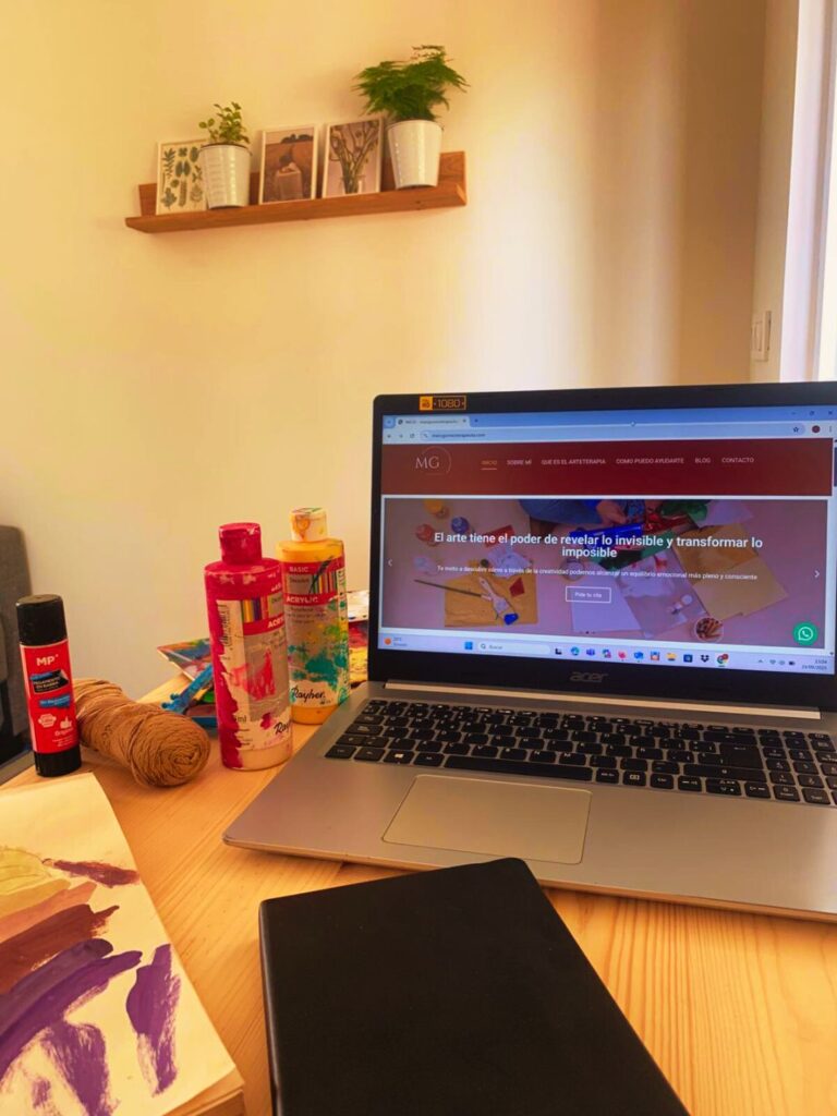 Rincón creativo en casa que refleja beneficios de la arteterapia online.